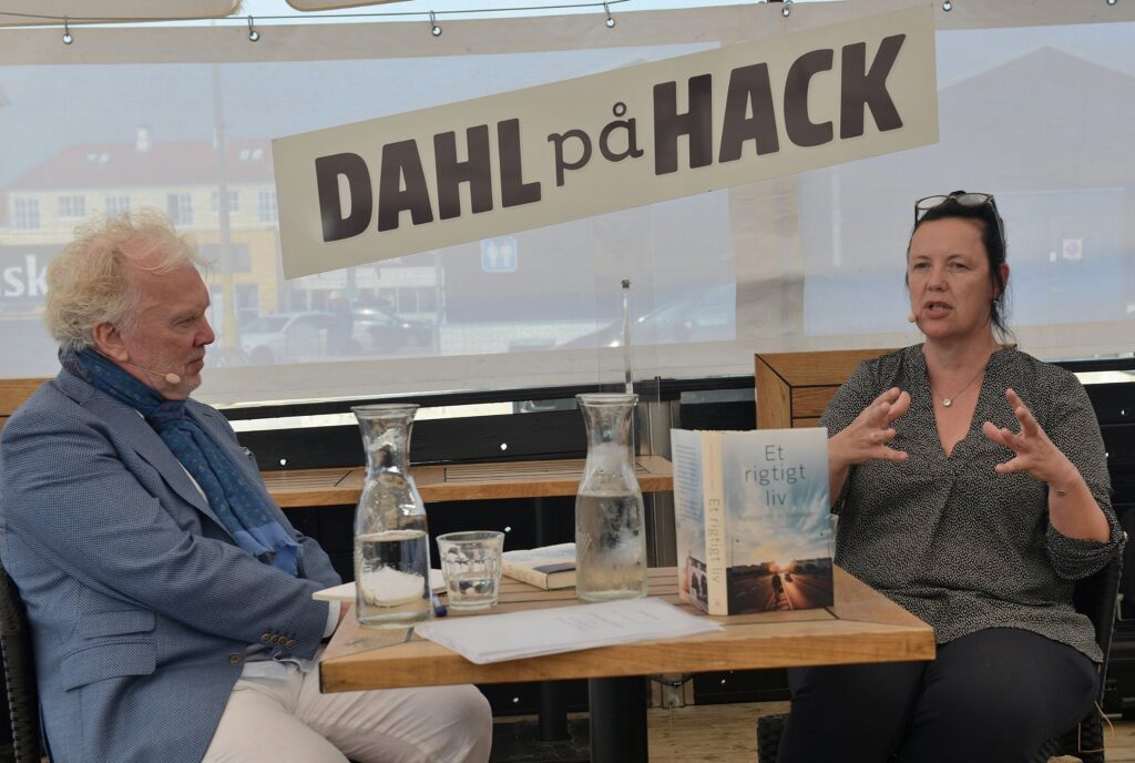 Søren Dahl interviewer Katrine Marie Guldager på Skagen Fiskerestaurant.